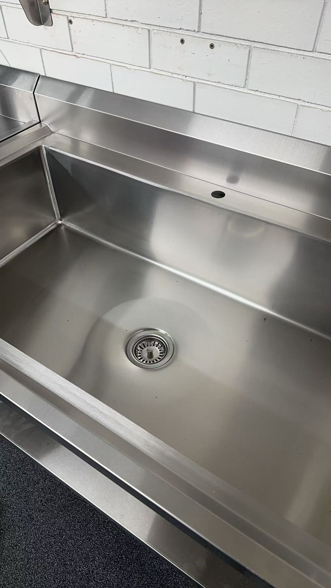 (#XD011) 1200x700x900 Mega Sink with drain fitted + bottom shelf + ScrewdownFeet(Pick up only, 1 left) Ex-display model EZ Stainless Pty Ltd